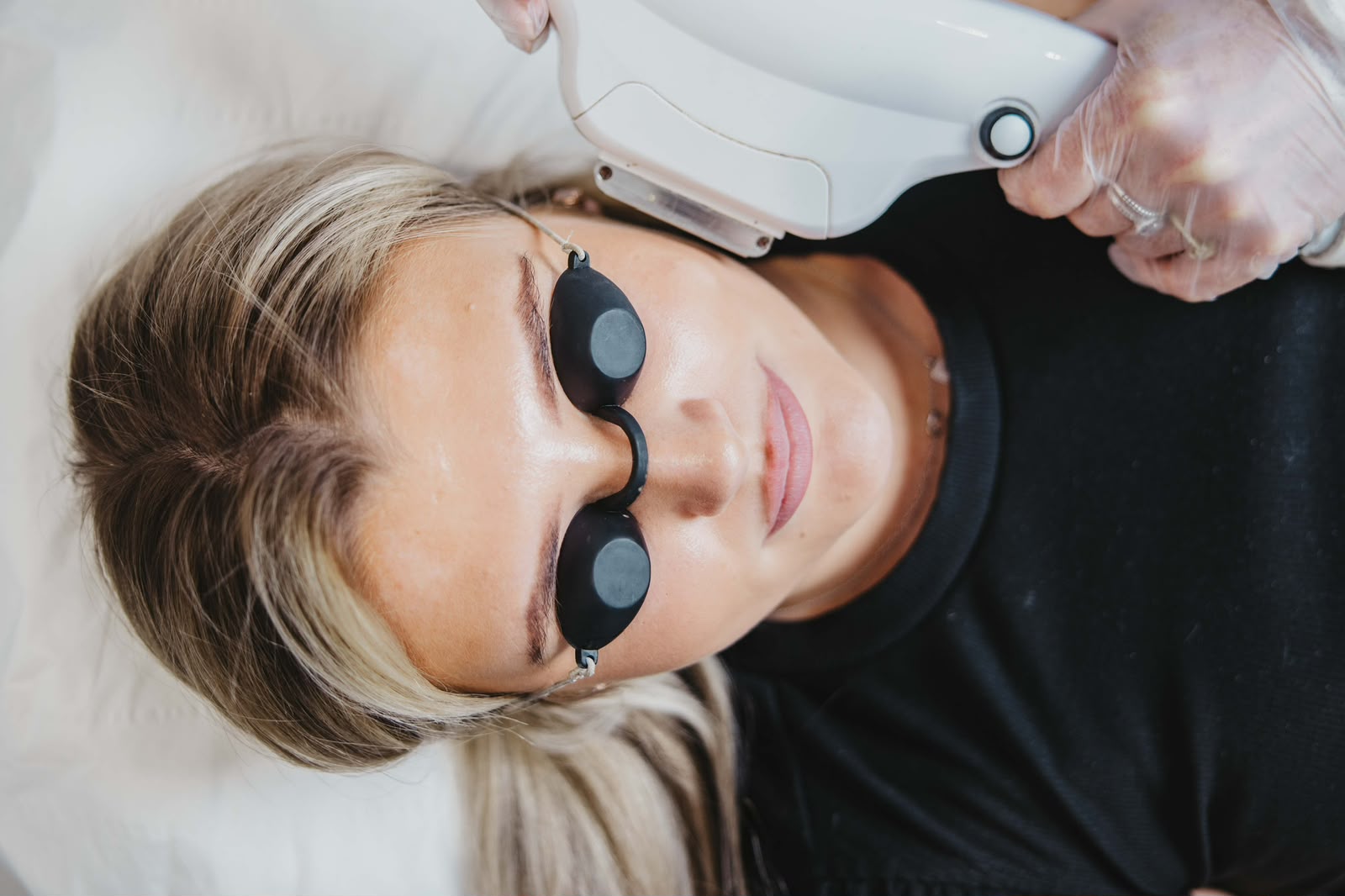 Light-based facial treatment