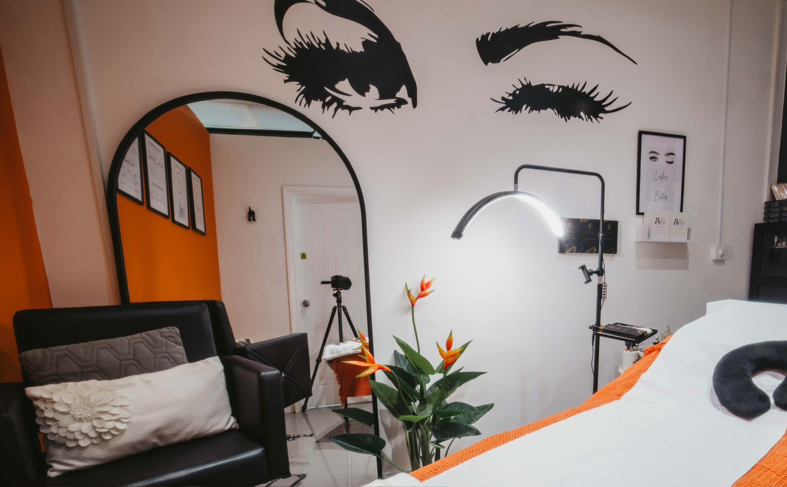 The lash and brow room
